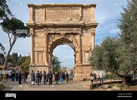 The Triumphal Arch of Titus -  Kivinen Näkymä Rooman Voimasta ja Rahastuksen Kuolemattomasta Ihailusta!